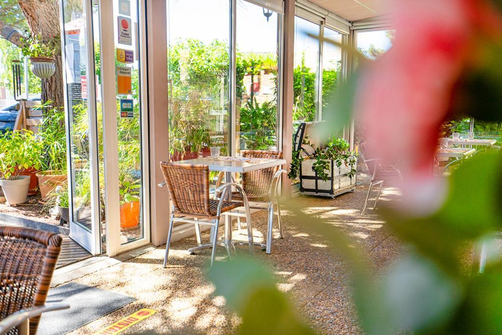Logis Hotel- Hotel Restaurant Le Rialto Ле-Секестр Экстерьер фото