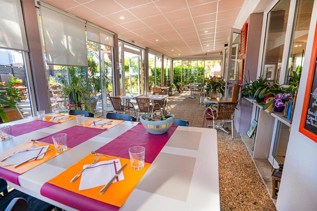Logis Hotel- Hotel Restaurant Le Rialto Ле-Секестр Экстерьер фото