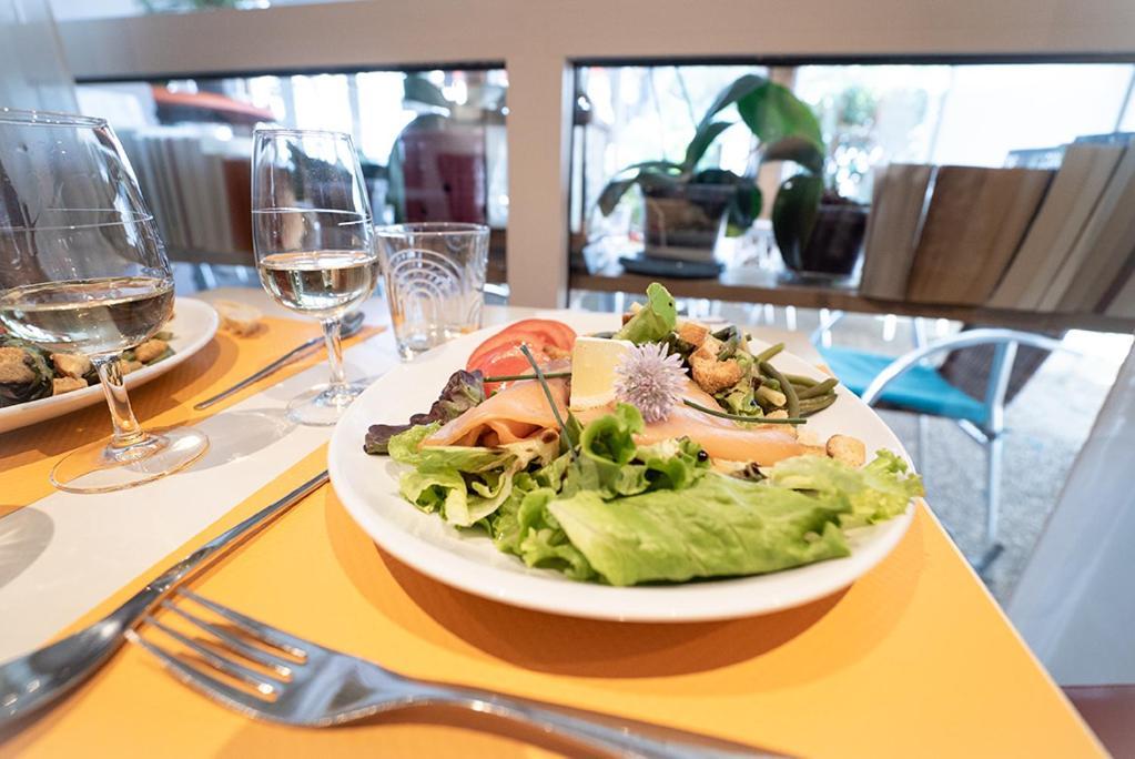Logis Hotel- Hotel Restaurant Le Rialto Ле-Секестр Экстерьер фото